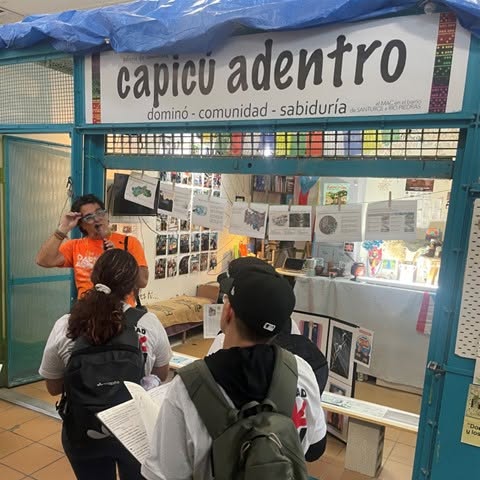 Students at gallery with "capicu adentro" banner